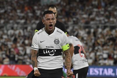 Derlis González, delantero de Olimpia, festeja uno de los goles en el triunfo sobre Sol de América por la jornada 21 del torneo Clausura 2022 del fútbol paraguayo.