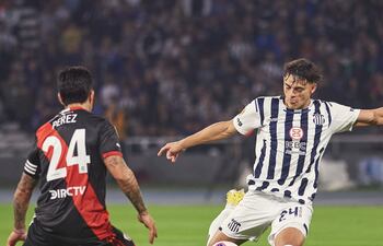 Ramón Sosa (d) en acción ante la marca de Enzo Pérez, de River, durante el partido que Talleres ganó 2-1.