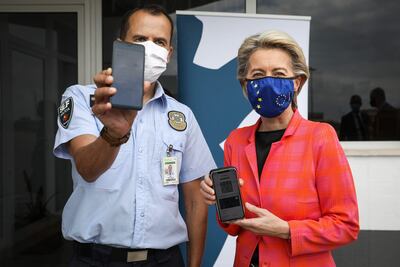 La presidenta de la Comisión Europea Ursula von der Leyen presenta su certificado digital de vacunación contra el Covid-19 al llegar a la base aérea de Figo Maduro, en Lisboa.