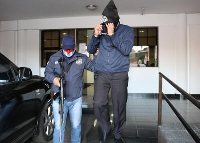 El exdirector de Tacumbú, Hernán Enrique Bogarín Colmán, a su salida de la sede fiscal luego de terminar  su audiencia indagatoria.