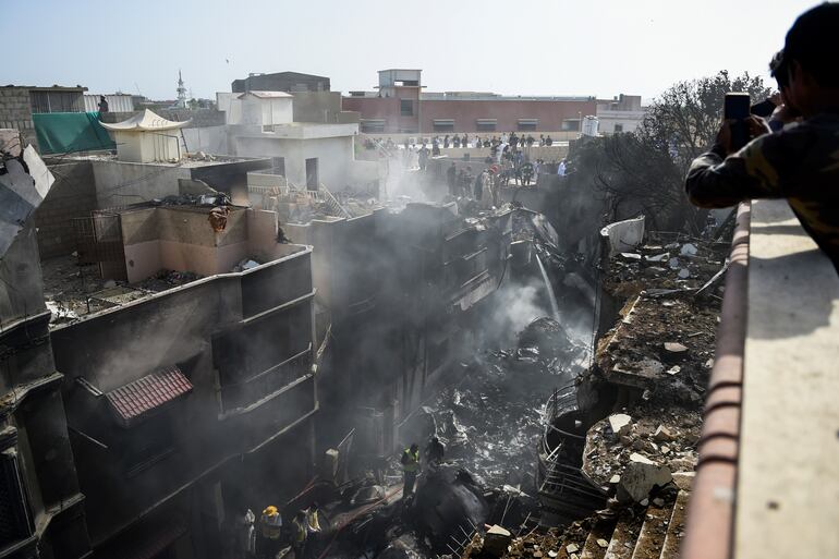 El avión cayó en un área residencial de la ciudad de Karachi.