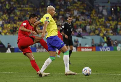 Richarlison se lleva el balón generando otra llegada para Brasil