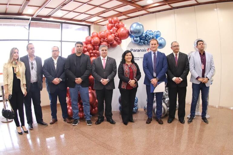 La ministra de Turismo, Sofía Montiel con varias autoridades tras el reinicio de la ruta Asunción-Ciudad del Este. (Fuente Facebook).