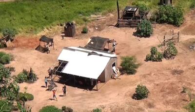 Una de las viviendas precarias construidas por los “sintierra” en el predio de la estancia Pindó.