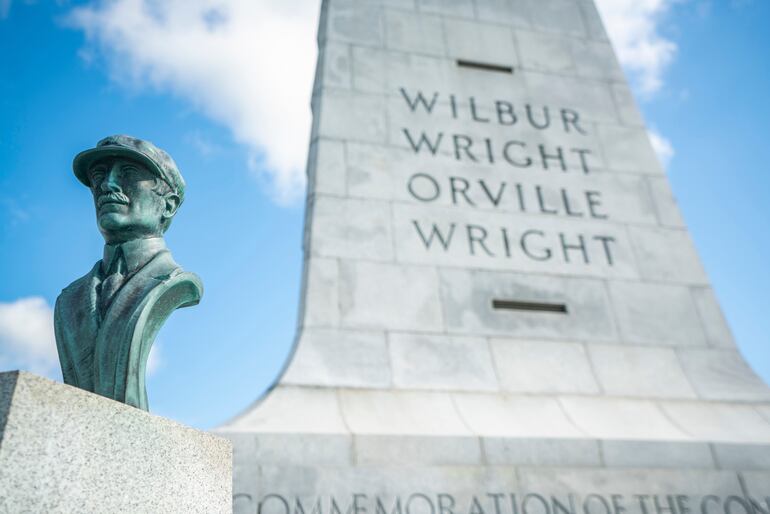 Busto de Orville Wright en el monumento a los Hermanos Wright, en homenaje a los pioneros de la aviación que realizaron sus vuelos de prueba en Outer Banks.