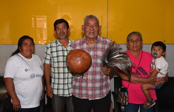 Ramón Zevallos (medio), de 98 años de edad, espera el reconocimiento de líder en la comunidad de Puerto Caballo.