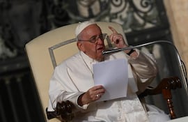 El papa Francisco se dirige a los fieles católicos durante la última audiencia general. (AFP)