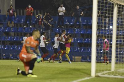 El “Coyote Rodríguez festeja su golazo de tiro libre con Miguel Martínez y Luis Vargas. Alexis Duarte y Enzo Giménez se acercan para unirse a la celebración. Nicolás Campisi sufre.