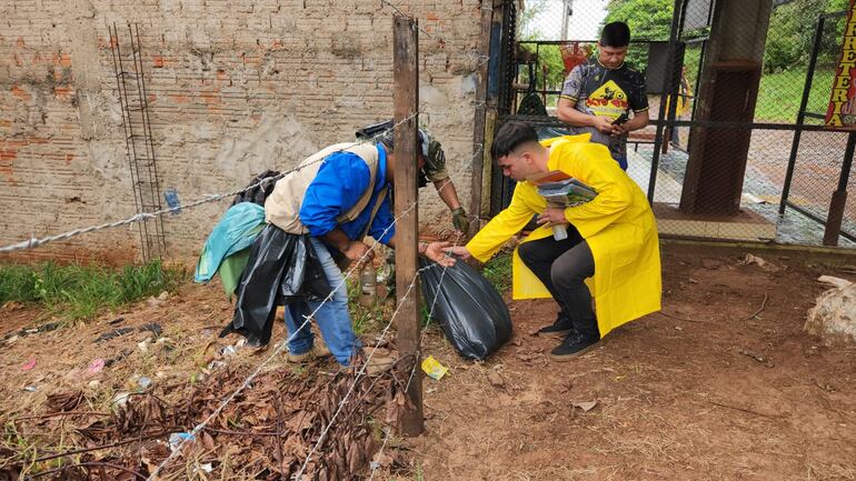 A pesar de la inclemencia del tiempo, los voluntarios salieron a recolectar los residuos. 