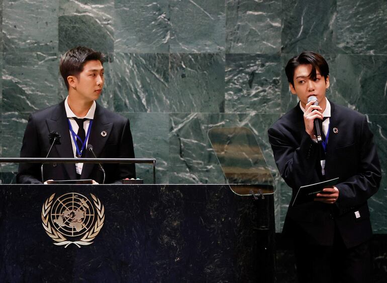RM escucha mientras Jungkook habla en la asamblea general de las Naciones Unidas. 
