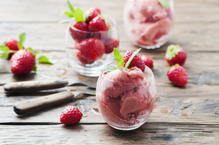 Helado casero con frutos rojos.
