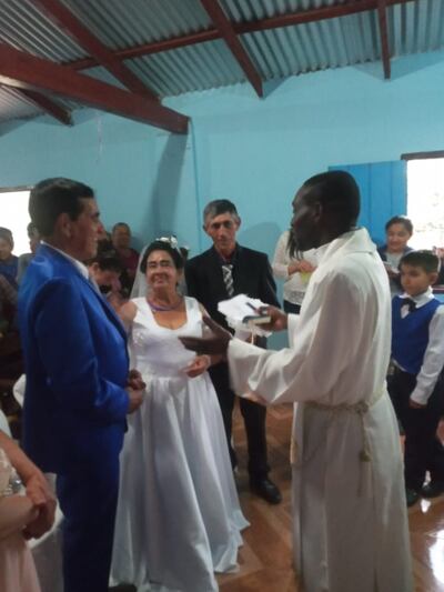 Leoncio Villalba y Nicasia Ortellado contrajeron matrimonio tras 50 años de noviazgo.