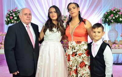 La quinceañera en compañía de sus padres Jorge Eladio Zacarías Buccini y Cinthia Acosta y su hermano Kevin.