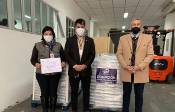 Lic. Otilia Saucedo, de la jefatura del PAI, Lic. Eder González, administrador del PAI, y Oscar Medina, en representación de Quimfa S.A.