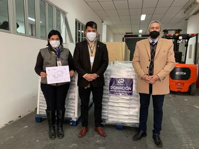 Lic. Otilia Saucedo, de la jefatura del PAI, Lic. Eder González, administrador del PAI, y Oscar Medina, en representación de Quimfa S.A.