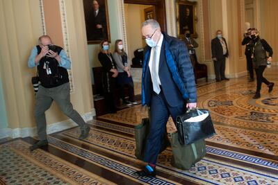 El líder de la mayoría del Senado, Charles E. Schumer (Demócrata-NY), llega mientras se realizan los preparativos para el juicio del ex presidente de los Estados Unidos, Donald Trump, en el Capitolio el 8 de febrero de 2021 en Washington, DC. Donald Trump cometió el "crimen constitucional más grave" de cualquier presidente de Estados Unidos cuando incitó a sus partidarios a asaltar el Capitolio el mes pasado, dijeron los fiscales demócratas el lunes en vísperas de su juicio político en el Senado.