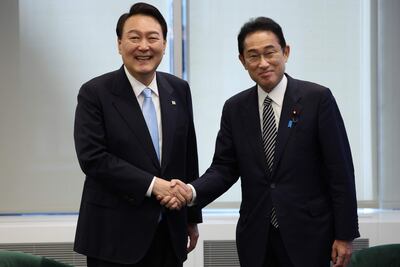 Presidente de Corea de Sur, Yoon Suk-yeol (i) y el primer ministro japonés Fumio Kishida (d) en la Asamblea General de las Naciones Unidas en Nueva York,  Estados Unidos.