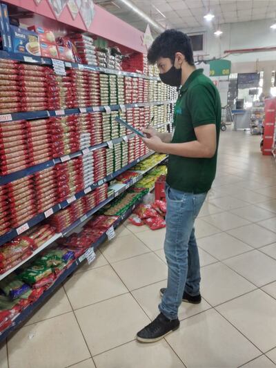 Un alumno de la Facultad de Ciencias Económicas de la UNE, en la tarea de recolección de datos en un supermercado.