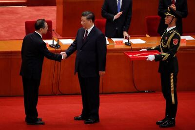 El presidente chino, Xi Jinping (C), le da la mano a Zhong Nanshan (L), ganador de la Medalla de la República, durante una reunión elogiando modelos a seguir en la lucha del país contra la epidemia de COVID-19 en el Gran Palacio del Pueblo (GHOP) en Beijing.