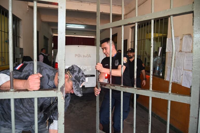 La camioneta que transporta a Ramón González Daher ingresa a  la cárcel de Tacumbú.