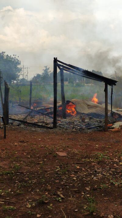 El fuego arrasó con la precaria vivienda de madera.