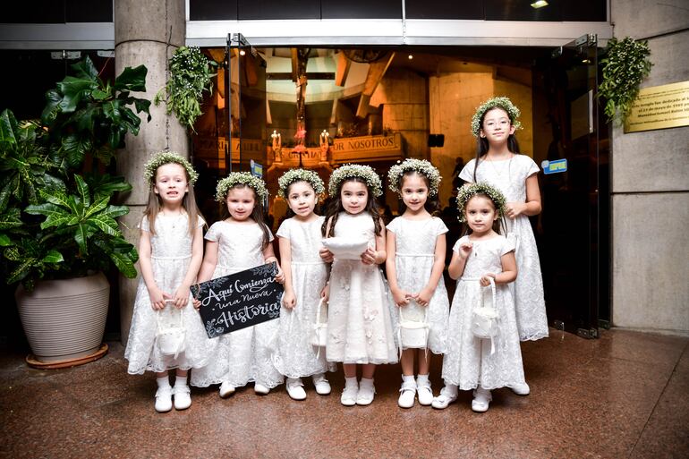 Las niñas fueron el cortejo de los novios.