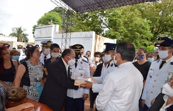 Don Oscar Sotelo, padre del Tte.Manuel Guzman Sotelo Riveros recibe la bandera en un estuche de manos de su camarada Tte. Pablo Vera