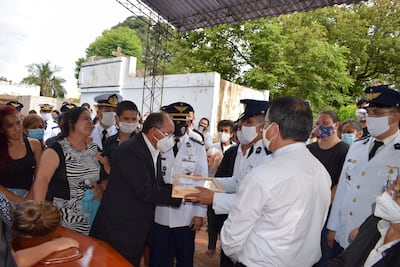 Don Oscar Sotelo, padre del Tte.Manuel Guzman Sotelo Riveros recibe la bandera en un estuche de manos de su camarada Tte. Pablo Vera