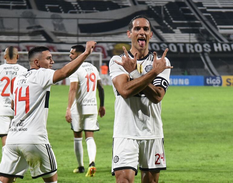 Roque Santa Cruz marcó el tanto del triunfo de Olimpia en el clásico blanco y negro.