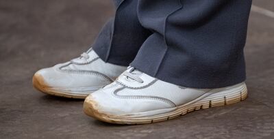 La canciller alemana Angela Merkel luce calzado deportivo al dirigirse a tropas alemanas de la MINUSMA acantonadas en Camp Castor, en Malí.