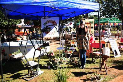Unos 75 emprendedores se instalaron en la plaza de los Héroes de San Juan Nepomuceno.