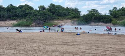 Los turistas disfrutando de la playa Camping Paraíso de la ciudad de Villa Florida, Misiones.