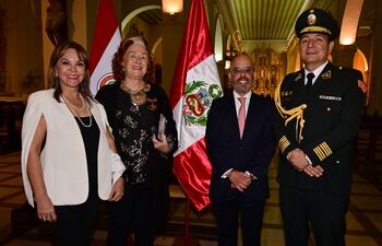 Coca Barrero, Gisela Von Thümen, Carlos Arévalo, el ministro de la Embajada del Perú y Jorge Luis Vela Pizarro, agregado policial de la embajada.