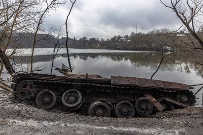Vista de un tanque ruso destruido en la ciudad de Trostyanets, en la región de Sumy en Ucrania. Aunque las tropas rusas están más alejadas del corazón de Kiev, la ciudad mantiene barricadas de sacos, barreras antitanque y controles militares casi en cada calle, y sus habitantes desconfían de la promesa de Rusia de reducir los ataques sobre la capital como gesto de buena voluntad para un alto el fuego. EFE/ Roman Pilipey