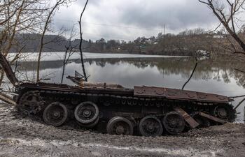 Vista de un tanque ruso destruido en la ciudad de Trostyanets, en la región de Sumy en Ucrania. Aunque las tropas rusas están más alejadas del corazón de Kiev, la ciudad mantiene barricadas de sacos, barreras antitanque y controles militares casi en cada calle, y sus habitantes desconfían de la promesa de Rusia de reducir los ataques sobre la capital como gesto de buena voluntad para un alto el fuego. EFE/ Roman Pilipey