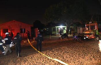 Los asesinatos múltiples se dieron en la madrugada de este viernes en el barrio San Miguel de Capiatá. Un policía asesinó a toda una familia, incluyendo sus hijos. En la foto, la casa que fue atacada por el agente.