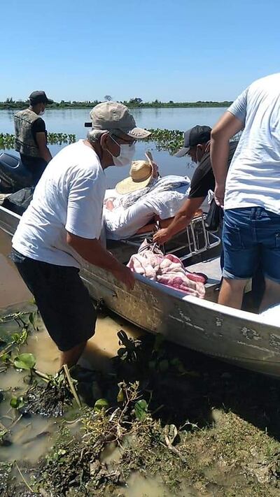La abuela de 87 años es evacuada en un bote bajo el ardiente sol chaqueño
