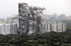 Vista de la demolición de dos edificios gemelos en Noida, India, este domingo.