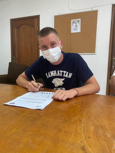 Diago Medina firmando el acuerdo con Olimpia