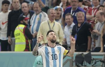 Lionel Messi de Argentina celebra un gol hoy, en un partido de semifinales del Mundial de Fútbol Qatar 2022 entre Argentina y Croacia en el estadio de Lusail (Catar).
