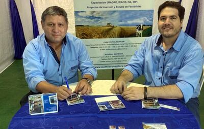 Los licenciados Osvaldo Sosa, socio director (izq.), y Gabriel Aguilera, auditor senior, están presentes en la exposición de Copronar para dar a conocer las ventajas de trabajar con una empresa de auditoría.