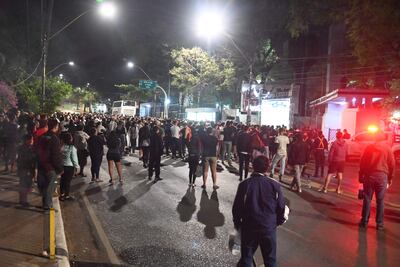 La afición franjeada, en la avenida Mariscal López. Tampoco podrá acudir al próximo partido, marcado para el jueves contra Nacional.