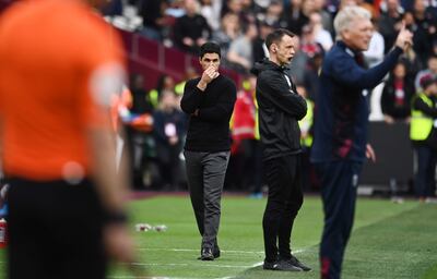 Mikel Arteta (i), entrenador del Arsenal,en el duelo contra el West Ham por la jornada 31 de la Premier League en el estadio de Londres.