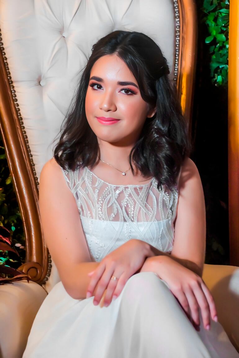 Sofía Abigail posando para el álbum de los recuerdos.