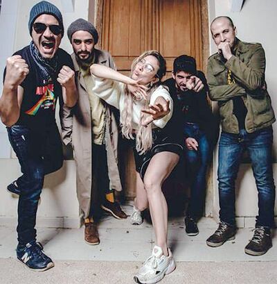 Diego Riveros, Chino Corvalán, Paola Amaini, Dani Barreto y Marcelo Galeano integran el grupo Aviadores del Chako, que hoy estará en el escenario Luna Park del Cosquín Rock Online.