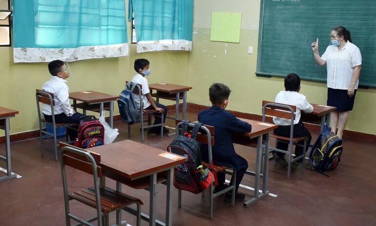 Las clases presenciales podrían suspenderse debido al aumento de casos de covid-19 a nivel nacional.