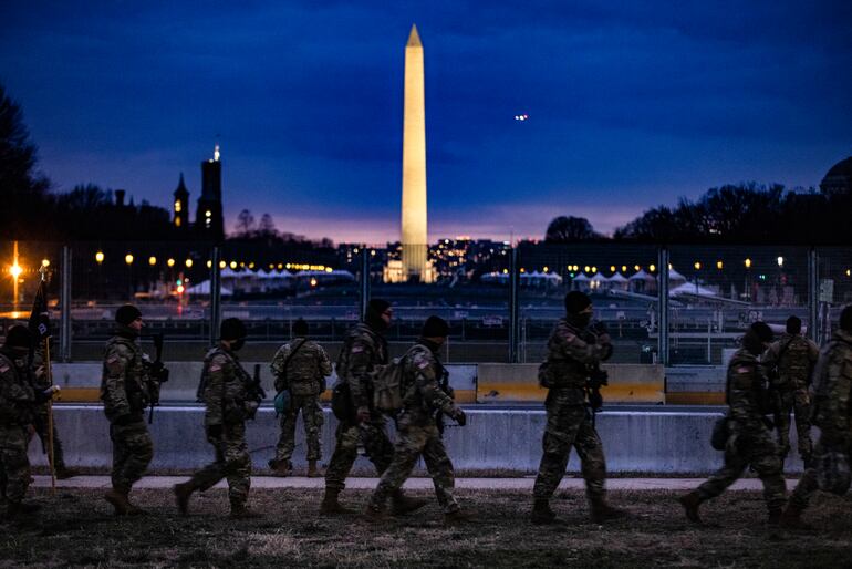 Soldados de la compañía de combate Bravo montan guardia frente al National Mall en Washington, DC.