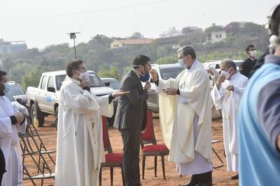 Intendente Óscar "Nenecho" Rodríguez recibe la hostia en la boca.