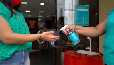 Algunas empresas se sumaron a la campaña y ha colocado en sus puestos de sanitización alcohol al 70% y el instructivo para hacer denuncias de sospecha de corrupción.