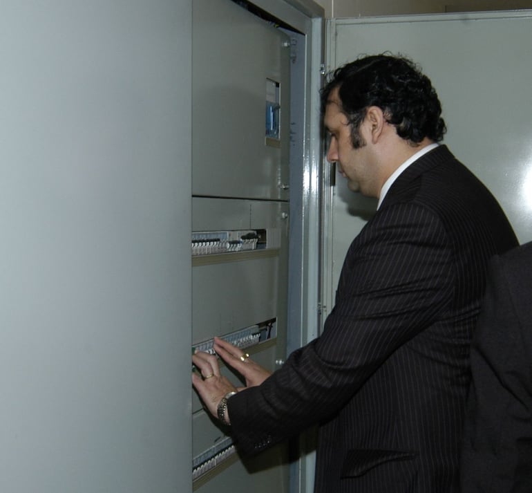 Momento en que el entonces diputado Víctor Bogado trató de evitar una sesión al dejar sin energía a la sala de la Cámara Baja.